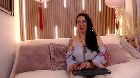Snapshot of velvet_curly chatting on 06/04/26, 12:33 Emma Curly online show from 06/04/26, 12:33