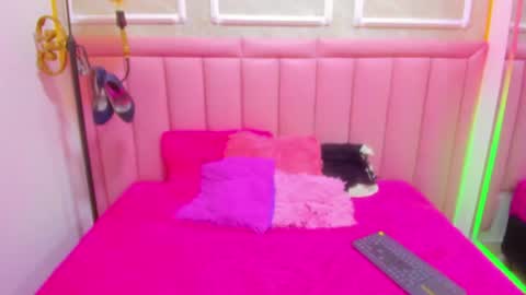velvet_giirll online show from 06/18/26, 09:19