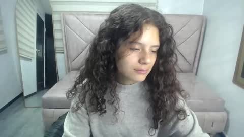 velvet_moon_v online show from 09/29/25, 01:16