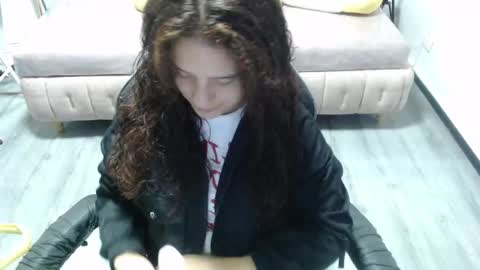 Snapshot of velvet_moon_v chatting on 11/18/25, 01:04 velvet_moon_v online show from 11/18/25, 01:04