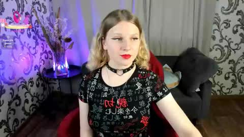 velvet_peach_ online show from 10/19/25, 12:06