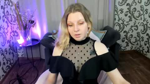 velvet_peach_ online show from 10/26/25, 12:00