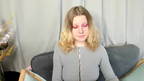 Snapshot of velvet_peach_ chatting on 11/06/25, 11:11 velvet_peach_ online show from 11/06/25, 11:11