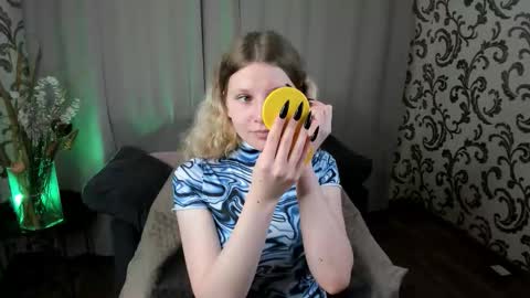 Snapshot of velvet_peach_ chatting on 11/21/25, 11:20 velvet_peach_ online show from 11/21/25, 11:20