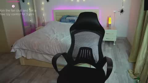 Snapshot of velvet_sin chatting on 10/21/25, 07:03 Mila online show from 10/21/25, 07:03