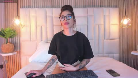 Snapshot of venezsofia chatting on 12/16/25, 10:48 venez sofia online show from 12/16/25, 10:48
