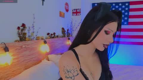Snapshot of venomeowww_ chatting on 05/30/26, 05:15 Vivian online show from 05/30/26, 05:15