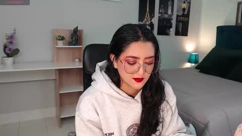 Mia online show from 09/09/25, 12:37