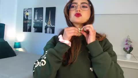 Mia online show from 09/12/25, 12:27