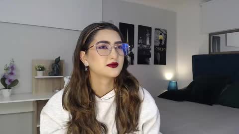 Mia online show from 09/18/25, 12:29