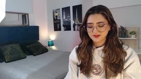 Mia online show from 09/29/25, 12:21