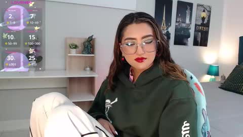 Mia online show from 10/02/25, 12:45