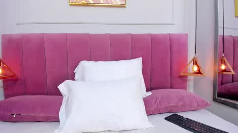 Snapshot of venusgreys1_ chatting on 10/10/25, 12:04 Venus online show from 10/10/25, 12:04