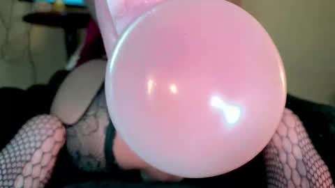 Snapshot of venustrav chatting on 12/04/25, 01:48 Venus online show from 12/04/25, 01:48