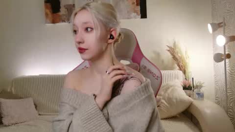 Snapshot of vergin_smell chatting on 10/18/25, 06:16 Mia online show from 10/18/25, 06:16