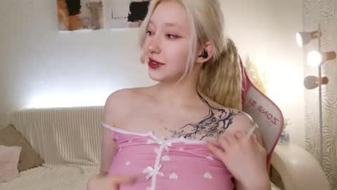 Snapshot of vergin_smell chatting on 10/22/25, 02:06 Mia online show from 10/22/25, 02:06