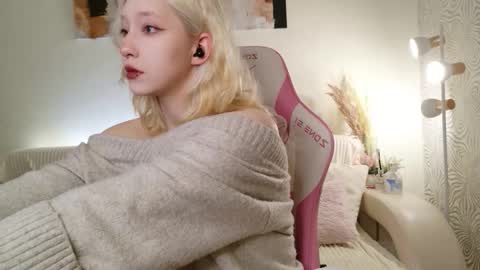 Snapshot of vergin_smell chatting on 10/23/25, 07:29 Mia online show from 10/23/25, 07:29