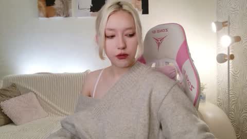 Snapshot of vergin_smell chatting on 10/26/25, 06:30 Mia online show from 10/26/25, 06:30