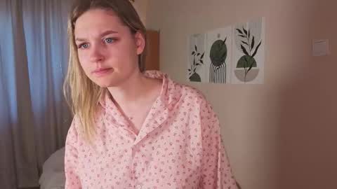 Snapshot of verocat chatting on 09/15/25, 04:34 Veronica online show from 09/15/25, 04:34