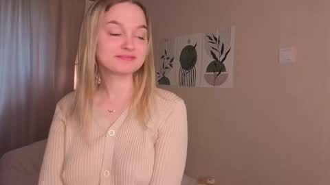 Snapshot of verocat chatting on 09/24/25, 08:06 Veronica online show from 09/24/25, 08:06