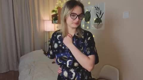 Snapshot of verocat chatting on 10/30/25, 03:19 Veronica online show from 10/30/25, 03:19