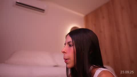 Snapshot of veronica_mendez1 chatting on 09/23/25, 12:19 Veronica online show from 09/23/25, 12:19