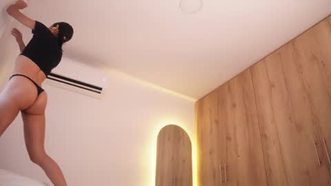 Snapshot of veronica_mendez1 chatting on 12/13/25, 07:53 Veronica online show from 12/13/25, 07:53