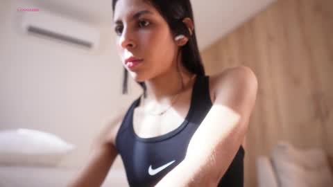 Snapshot of veronica_mendez1 chatting on 12/16/25, 02:11 Veronica online show from 12/16/25, 02:11