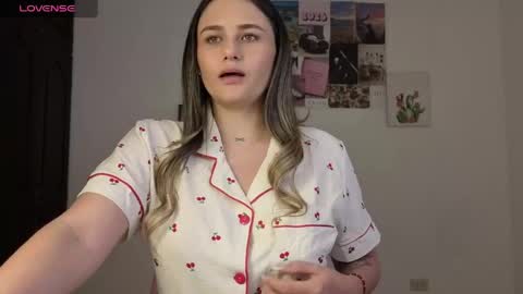 Snapshot of veronika__winslow_ chatting on 05/01/26, 05:23 Vero online show from 05/01/26, 05:23