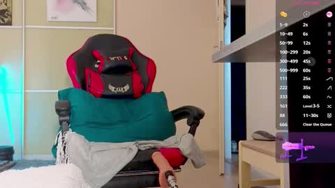 Snapshot of vers_gay chatting on 10/09/25, 12:36 Ethan online show from 10/09/25, 12:36