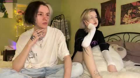 Snapshot of veryraretwins chatting on 09/26/25, 04:44 veryraretwins online show from 09/26/25, 04:44