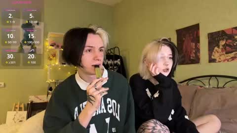 Snapshot of veryraretwins chatting on 10/23/25, 02:44 veryraretwins online show from 10/23/25, 02:44