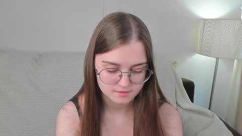 Snapshot of veta_cute chatting on 05/27/26, 09:17 Emma Sofa online show from 05/27/26, 09:17