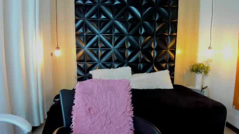 Vanesaa online show from 07/15/26, 11:32