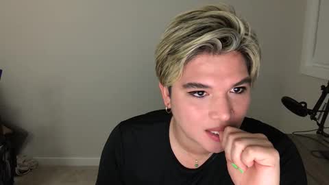 Snapshot of vfem chatting on 12/15/25, 09:46 vfem online show from 12/15/25, 09:46