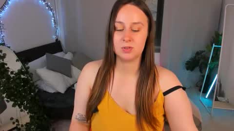 Snapshot of via_lattea_ chatting on 09/19/25, 05:13 Camilla online show from 09/19/25, 05:13