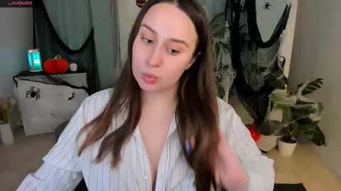 Snapshot of via_lattea_ chatting on 10/24/25, 10:55 Camilla online show from 10/24/25, 10:55