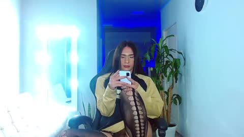 Snapshot of viannca__ chatting on 02/25/25, 11:00 Ariana online show from 02/25/25, 11:00