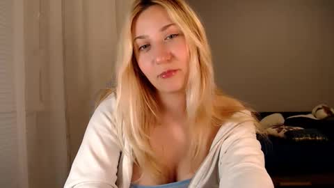 Snapshot of vibezgirl chatting on 09/21/25, 07:59 Amelia online show from 09/21/25, 07:59