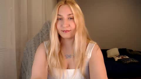 Snapshot of vibezgirl chatting on 10/11/25, 07:01 Amelia online show from 10/11/25, 07:01