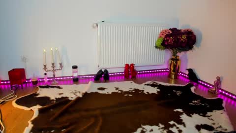 Snapshot of viciousqueen chatting on 11/24/25, 08:25 ViciousQueenu can call me Laura online show from 11/24/25, 08:25