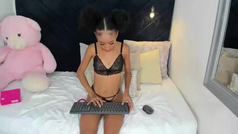 Snapshot of vicky_castillo chatting on 05/29/26, 10:19 Vicky Castillo online show from 05/29/26, 10:19