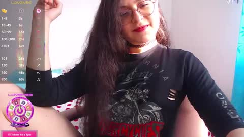 Snapshot of vicky_cristinax chatting on 12/19/25, 08:05 Vicky online show from 12/19/25, 08:05