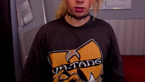 Snapshot of vicky_fant4sy chatting on 03/18/26, 01:47 Vicky online show from 03/18/26, 01:47