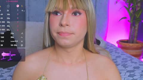 Snapshot of vicky_hot_x chatting on 12/12/24, 07:04        online show from 12/12/24, 07:04