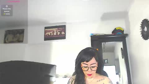Snapshot of vicky_hotmilf chatting on 12/04/25, 10:57 Vicky online show from 12/04/25, 10:57