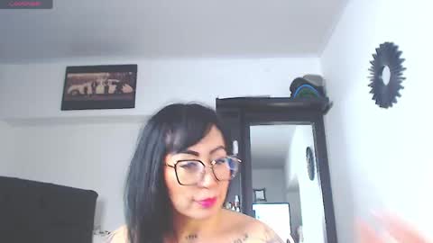 Snapshot of vicky_hotmilf chatting on 05/27/26, 01:08 Vicky online show from 05/27/26, 01:08