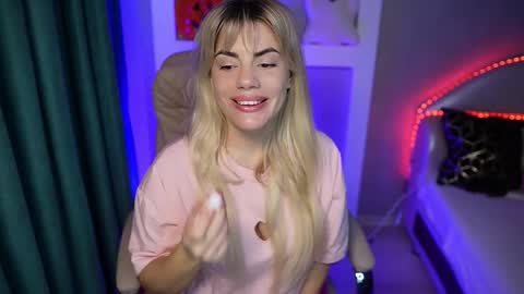 Snapshot of vickyrousi chatting on 10/24/25, 09:06 vickyrousi online show from 10/24/25, 09:06