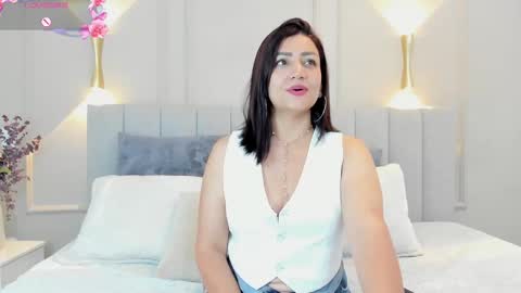 Snapshot of victoria_bourne chatting on 10/08/25, 07:11 victoria  online show from 10/08/25, 07:11