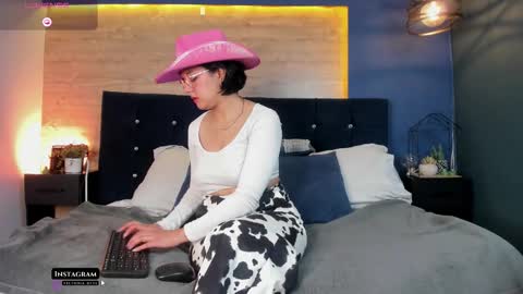 Victoria online show from 10/13/25, 09:04